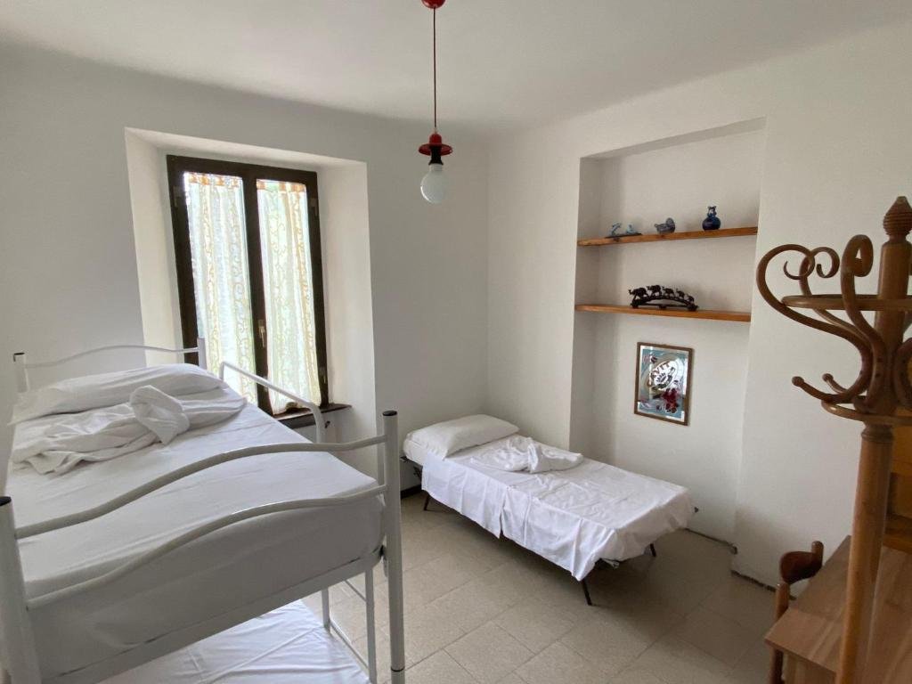 Bright twin room with garden view